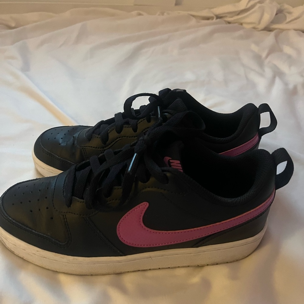 black/dark pink nike court shoes